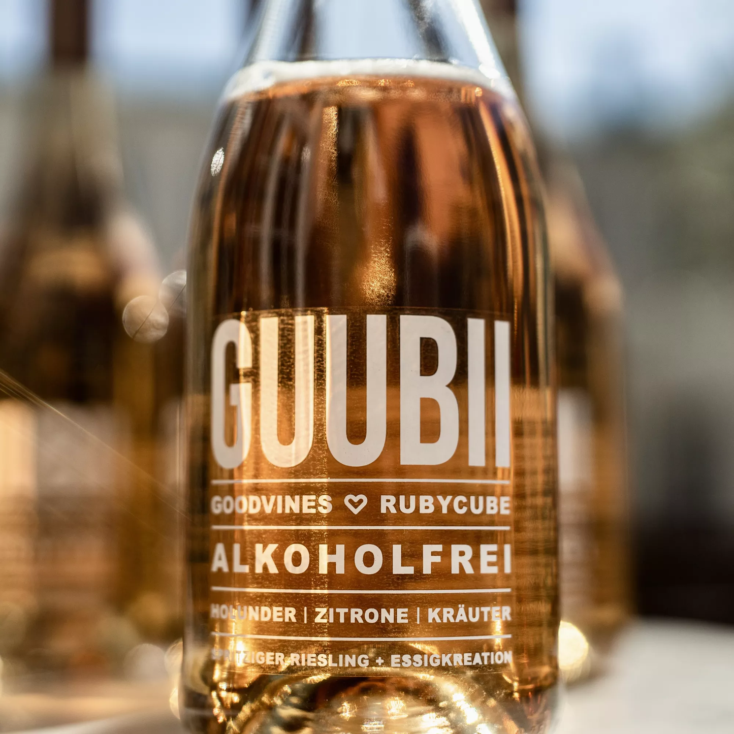 non-alcoholic sparkling aperitif - 0.75l | GUUBII elderberry/lemon